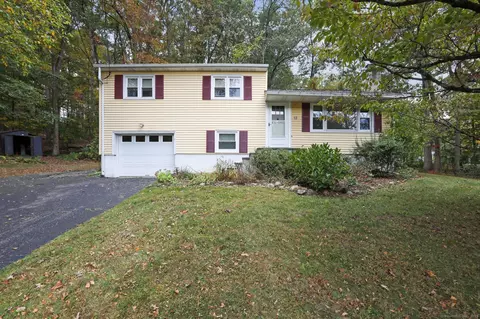 12 Oak Crest Dr, Brookfield, CT 06804