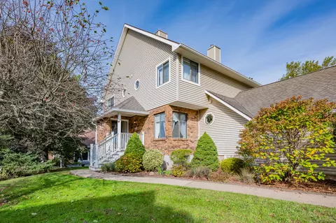 31 Fox Run Ct #31, Newington, CT 06111
