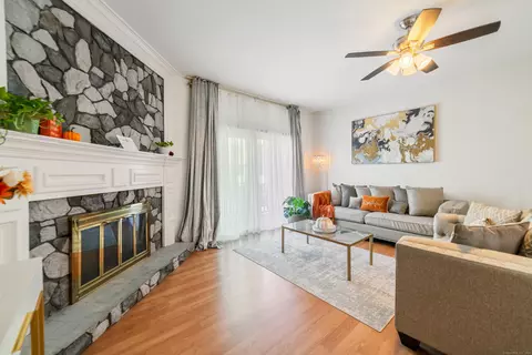 54 Meetinghouse Vlg #2, Meriden, CT 06450