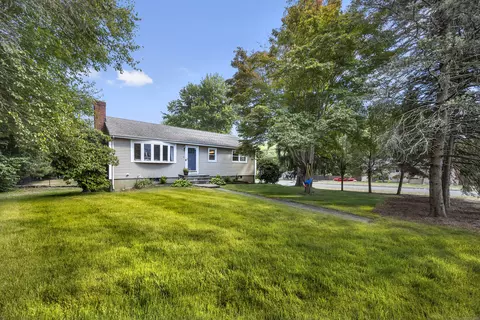 4 Soundview Ave, Trumbull, CT 06611
