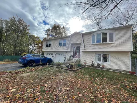 105 Pheasant Rd, West Haven, CT 06516