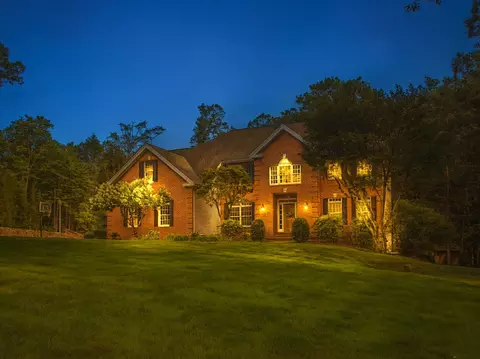 40 Pleasant Dr, Southbury, CT 06488