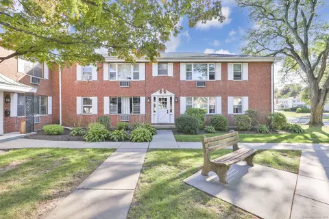 91 Shadow Ln #A2, West Hartford, CT 06110