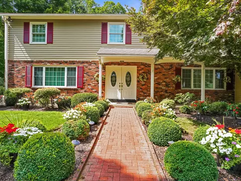 35 Red Barn Rd, Trumbull, CT 06611