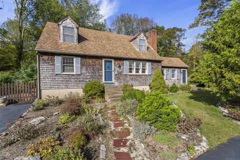 1064 North Rd, Groton, CT 06340