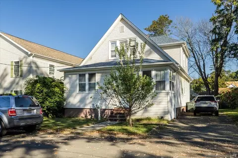 83 Berkeley Pl, Bridgeport, CT 06610