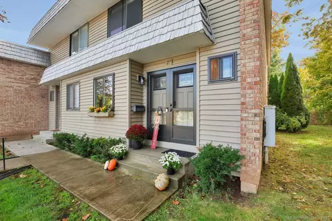 27 Redwood Ct #27, Cromwell, CT 06416