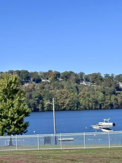 26 Clearview Dr, Brookfield, CT 06804