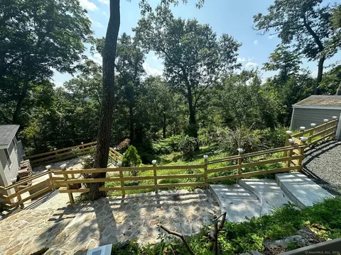 22 Hemlock Trl, Newtown, CT 06482