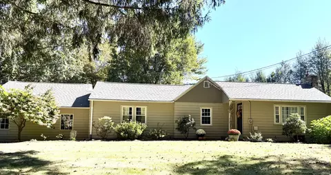 2 Woodbine Ln, Newtown, CT 06470
