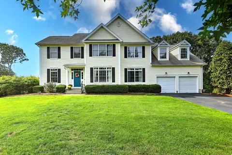 89 Masters Ln, Milford, CT 06461