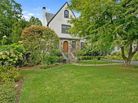 143 Lockwood Rd, Riverside, CT 06878