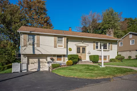 134 Plainfield Dr, Watertown, CT 06779