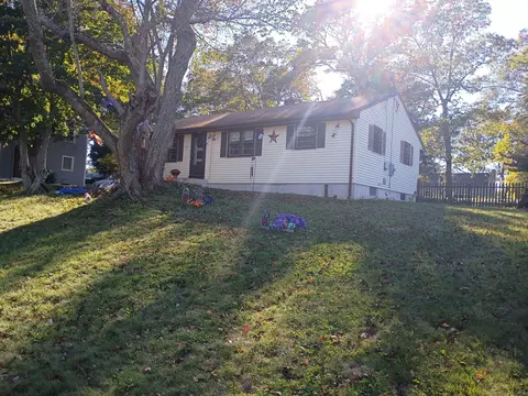 29 Texas Dr, Montville, CT 06370