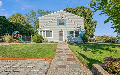 12 Greenfield St, Waterford, CT 06385