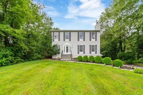 31 Mcveigh Rd, Woodbury, CT 06798