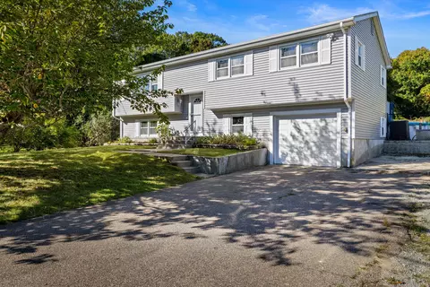 10 Riched Ln, Uncasville, CT 06382