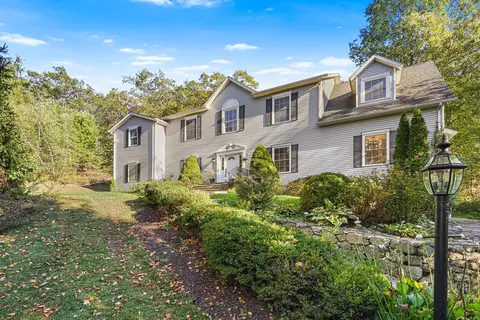 2 Abbey Ln, Newtown, CT 06470