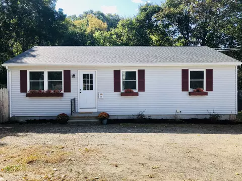 37 Walnut St, Putnam, CT 06260