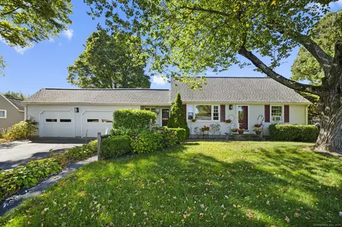7 Oakwood St, Enfield, CT 06082
