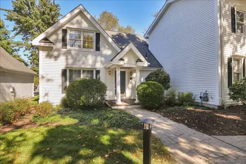 16 Augusta Cir #16, Moodus, CT 06469