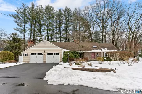 8 Berwyn Ln, West Hartford, CT 06107