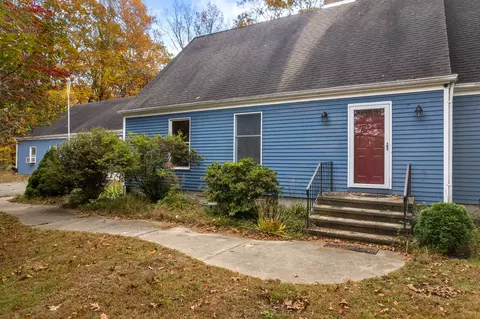 7 Briarwood Ct, Gales Ferry, CT 06335