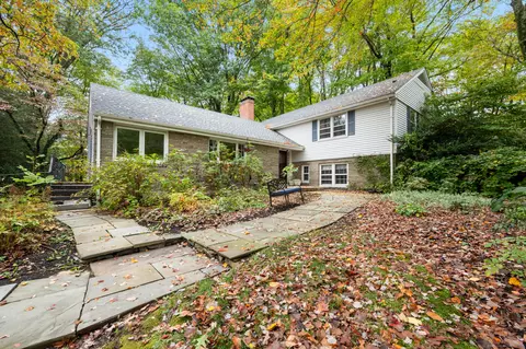 94 Richmond Ln, West Hartford, CT 06117