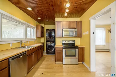 Kitchen - 23 Winter St, Killingly, CT 06239 photo 2 of 3