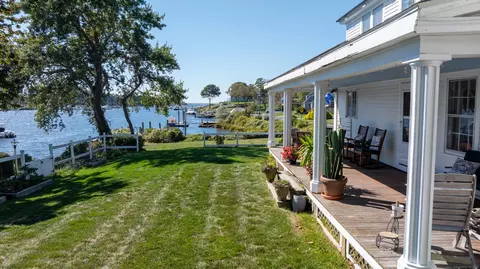 417 River Rd, Pawcatuck, CT 06379