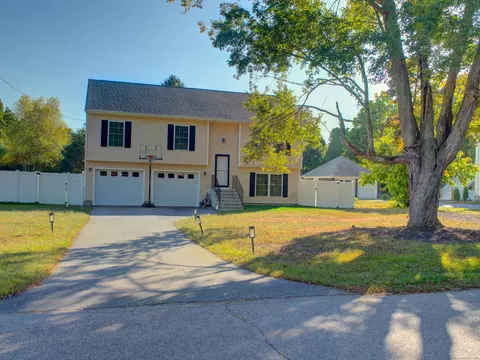13 Dock Rd, Uncasville, CT 06382