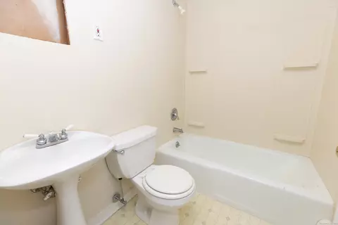 Bath - 33 Forge Dr, Avon, CT 06001 photo 3 of 3