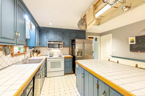 Kitchen - 33 Forge Dr, Avon, CT 06001 photo 3 of 3