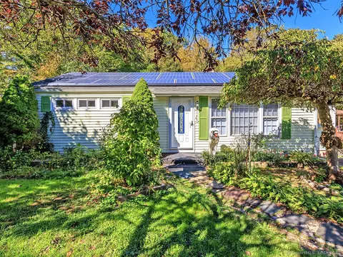 145 Spencer Dr, Middletown, CT 06457