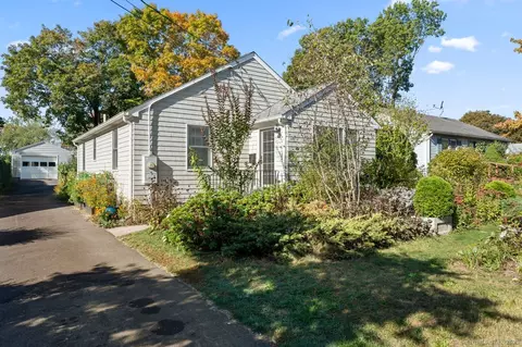 28 Maple Ave, Clinton, CT 06413
