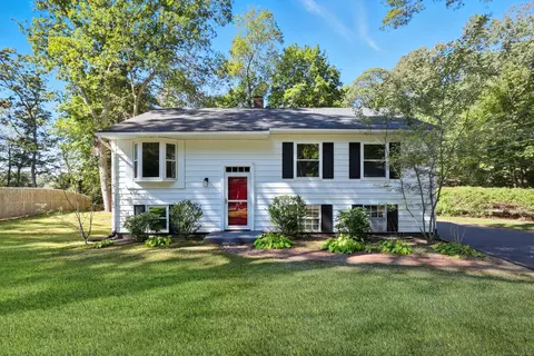 47 Brickyard Rd, Clinton, CT 06413