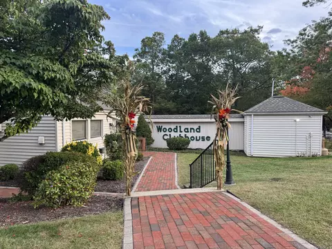 165 Woodland Dr #165, Cromwell, CT 06416
