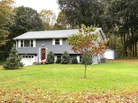 5 Schoolhouse Rd, Preston, CT 06365