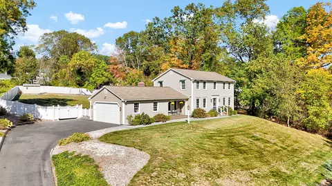 18 Oakdale Cir, Wallingford, CT 06492