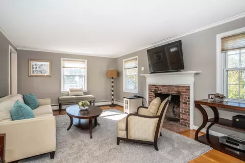 33 April Dr, Glastonbury, CT 06033