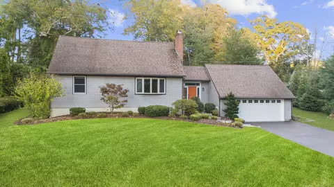 60 Winnepoge Dr, Fairfield, CT 06825