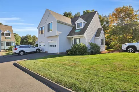 11 Locust Ln #11, Farmington, CT 06032