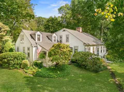 143 Overbrook Dr, Stamford, CT 06906