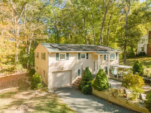 6 Marion Dr, East Lyme, CT 06333