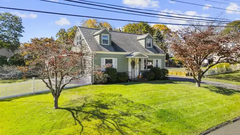 29 Old Town Dr, Stratford, CT 06614