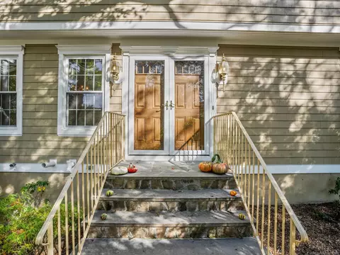 28 Primrose Ln, Fairfield, CT 06825