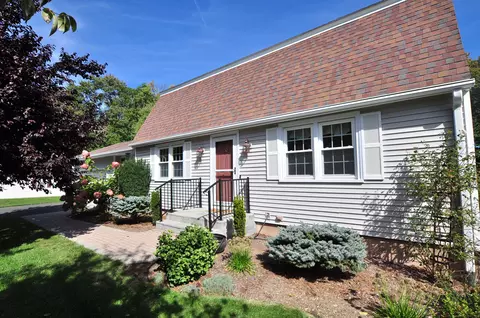 16 Crabapple Rd, Windsor, CT 06095