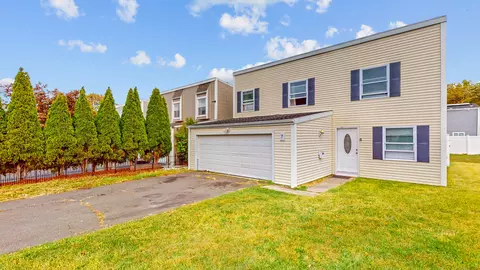 7 Inverness Sq, Middletown, CT 06457