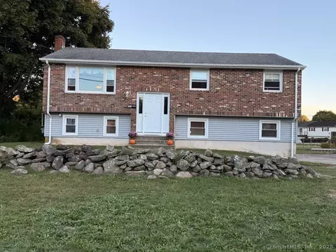 17 Brookside Ln, Groton, CT 06340