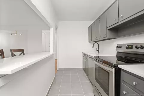 80 Cartright St #8B, Bridgeport, CT 06604